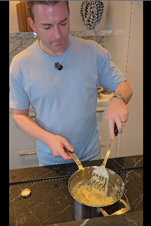 Cris không ít lần vào bếp nấu ăn cho Minh Tú. Ảnh: FB Minh Tú.