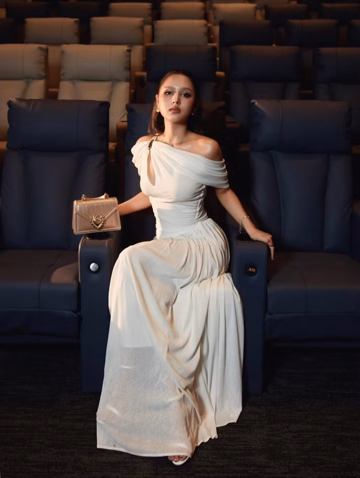 Xoài Non là một trong những gương mặt theo đuổi phong cách da rám nắng nhẹ cùng hình ảnh gợi cảm, năng động. Người đẹp sinh năm 2002 thường lựa chọn trang phục tôn dáng hoặc phong cách thể thao trẻ trung để khoe vóc dáng săn chắc. Ảnh: FB Xoài Non.