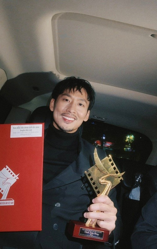 Tháng 1/2026, Tuấn Trần nhận giải thưởng Nam chính xuất sắc nhất tại Cánh Diều Vàng 2025. Tháng 11/2025, Tuấn Trần nhận giải Nam chính xuất sắc nhất tại Liên hoan phim Việt Nam. Ảnh: FB Tuấn Trần.