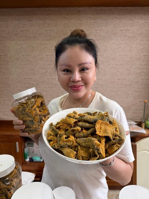 Lê Giang phải ngừng diễn để điều trị bệnh. Quản lý chia sẻ trên Znews, nữ diễn viên chủ yếu ở nhà bán hàng online và chăm sóc mẹ bị tai biến liệt nửa người. Ảnh: FB Lê Giang.