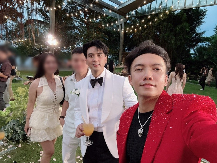 Ca sĩ Phạm Trưởng chúc mừng Hồ Quang Hiếu và Tuệ Như. Ảnh: FB Phạm Trưởng.