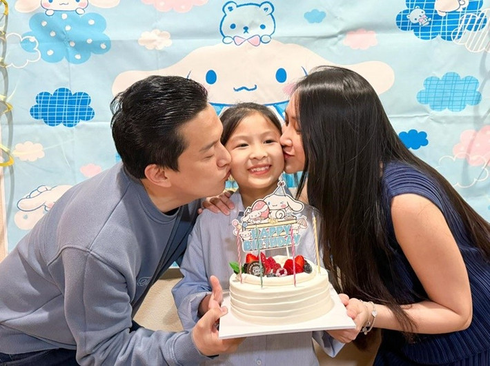 Yến Phương khoe cô con gái rất hiểu chuyện dù còn nhỏ: "Lần đầu trải nghiệm làm mẹ 2 con, đặc biệt là xa chị Bì không ngủ chung không chăm sóc, lại còn không cho Bì lại gần em vì em còn nhỏ. Chị Bì lại hiểu chuyện nghe lời vô cùng. Nhìn chị Bì không được gần mẹ mà xót xa, rồi cảm xúc vỡ òa mẹ ôm Bì khóc tu tu luôn. Chị Bì cũng ngỡ ngàng rồi nói “mẹ ơi không sao đâu con ở đây mà". Mẹ cũng cám ơn Bì, vì con rất tình cảm. Vì con mong có em, mẹ mới quyết định có em cho con vui. Mẹ không ngờ con lại mong và thương em nhiều như vậy! Yêu con nhiều". Ảnh: FB Yến Phương.