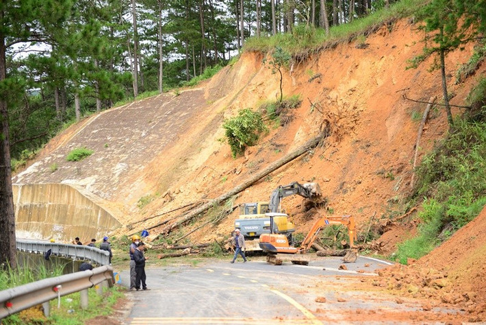 Theo ghi nhận, phần đỉnh taluy dương – nơi phát sinh điểm sạt lở – xuất hiện nhiều vết nứt lớn. Đất và rễ cây tiếp tục dịch chuyển, trượt xuống từng mảng nhỏ, tiềm ẩn nguy cơ tái sạt lở. Trong khi đó, taluy âm ngay bên dưới cũng bị kéo trôi từng mảng đất khiến mặt đường nhựa bị tách khỏi kết cấu bê tông.