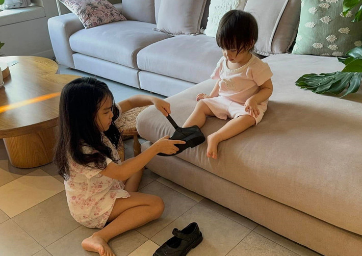 Tuệ An luôn ân cần chăm sóc cô em gái Zoey.