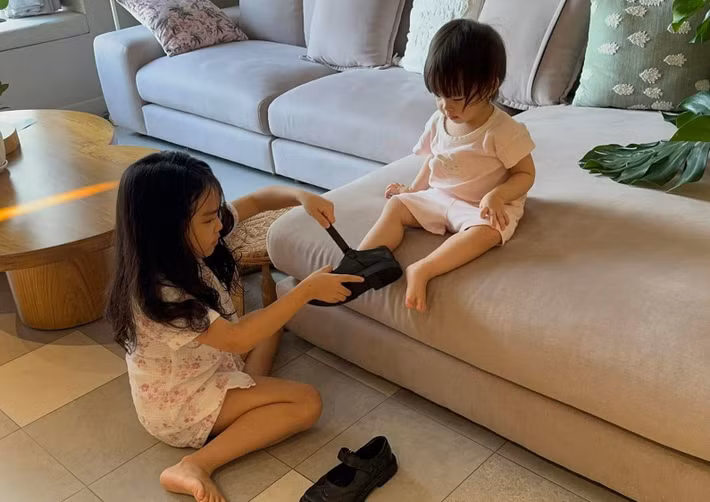 Tuệ An luôn ân cần chăm sóc cô em gái Zoey.