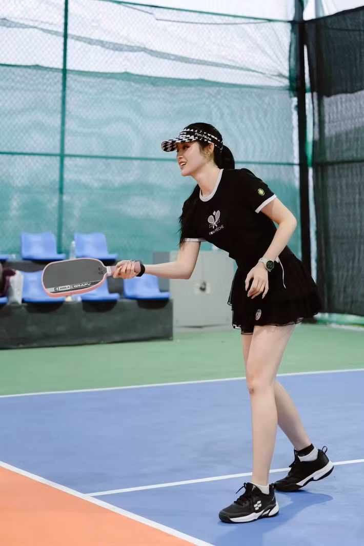 Huyền My rất khéo léo trong việc sử dụng chân váy phom dáng xếp ly.
