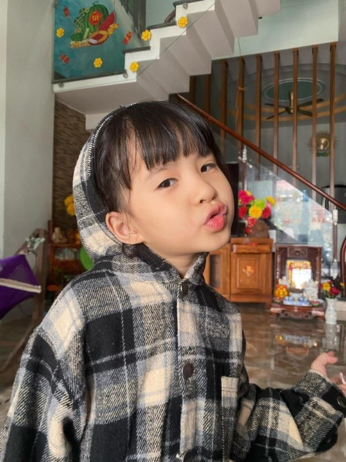 “Tính cách Sol hơi bướng tí và là một người có chính kiến nên việc đàm phán giữa hai người phụ nữ sẽ hơi lâu. Sol sẽ tự phải xin lỗi sau những lần nổi loạn, em bé sẽ hôn khi biết mình làm sai”, Thiên An chia sẻ về con gái. Ảnh: FB Mẹ An và bé Sol.