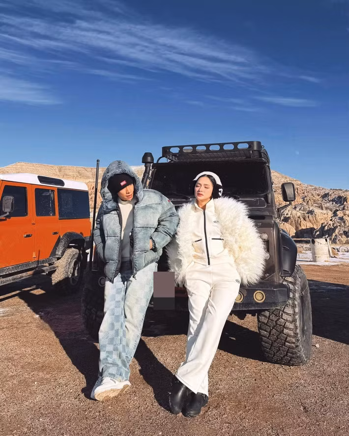 Hương Giang dính như sam với người mẫu Phú Cường từ năm 2024. Mới đây, Phú Cường đăng tải hình ảnh bên Hương Giang trong chuyến du lịch Thổ Nhĩ Kỳ. Ảnh: FB Phú Cường.