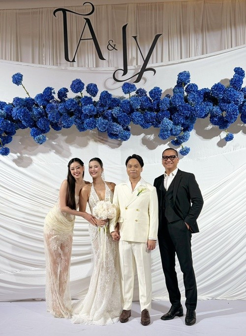 Vợ chồng Hoa hậu Khánh Vân - nhiếp ảnh gia Nguyễn Long sánh đôi khi tham dự đám cưới của Á hậu Hương Ly tại Hà Nội. Khánh Vân cho biết, cô tự trang điểm khi đi ăn cưới. Ảnh: FB Khánh Vân.