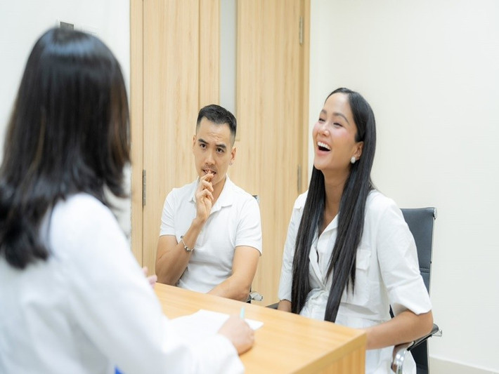 Nàng hậu trải lòng: "Trên người mẹ giờ đây có những dấu vết đáng yêu mà bình thường không thể nào có được: đường chỉ nâu, những vùng da sậm màu. Mẹ đón nhận tất cả như cách mẹ chờ con lớn lên từng ngày trong bụng".