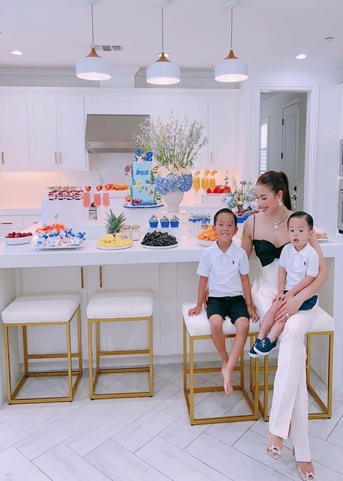 Phạm Hương thoải mái chia sẻ hình ảnh các con nhưng giấu mặt bạn đời. Ảnh: Instagram Phạm Hương.