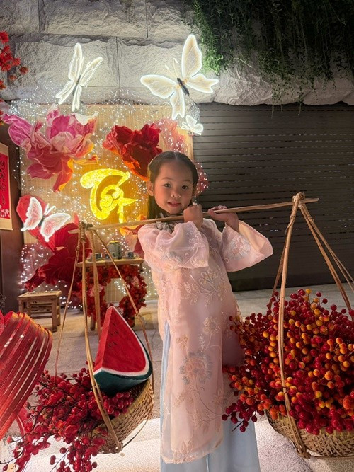 Biệt thự của gia đình Đàm Thu Trang – Cường Đô La được trang hoàng công phu với hoa Tết cỡ lớn, sắc đỏ chủ đạo cùng hệ thống đèn vàng ấm, tạo nên khung cảnh lung linh khi lên ảnh ban đêm. Ảnh: FB Đàm Thu Trang.