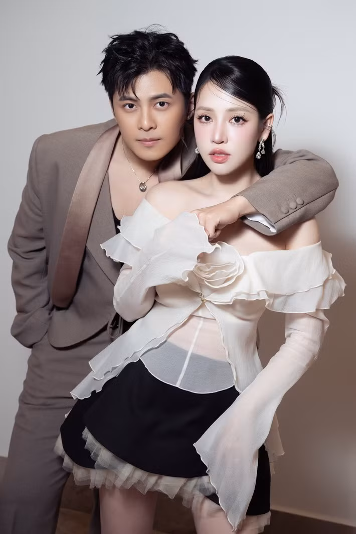 “Tôi nhờ mẹ qua chăm Puka phụ, không để phụ nữ mang thai ở nhà một mình. Rất dễ bị tâm lý, bị buồn. Puka bị hạ đường huyết thai kỳ, rất cần người nhà ở bên. Bình thường, vợ chồng tôi nhờ siêu thị vận chuyển đồ lên tận căn hộ. Tuy nhiên, hôm đó Puka muốn đi tới đi lui để vận động. Vừa xuống siêu thị, cô ấy lập tức bị gục xuống”, Gin Tuấn Kiệt từng tâm sự. Ảnh: FB Gin Tuấn Kiệt.