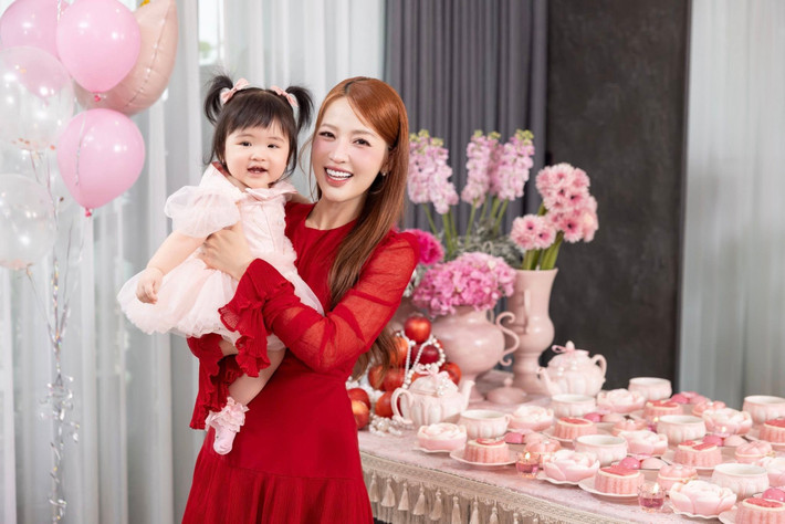 Bé Anya đón sinh nhật 1 tuổi trong không gian trang trí tông hồng – trắng nhẹ nhàng, được chuẩn bị chỉn chu. Ảnh: FB Gin Tuấn Kiệt.