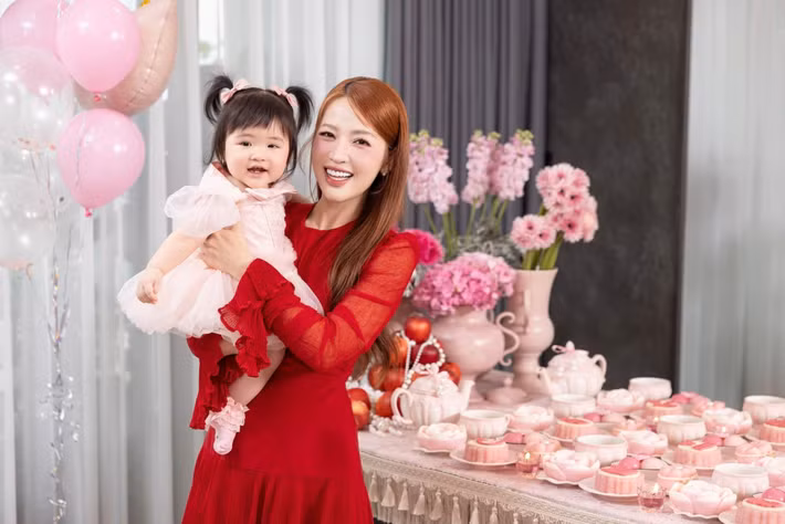 Bé Anya đón sinh nhật 1 tuổi trong không gian trang trí tông hồng – trắng nhẹ nhàng, được chuẩn bị chỉn chu. Ảnh: FB Gin Tuấn Kiệt.