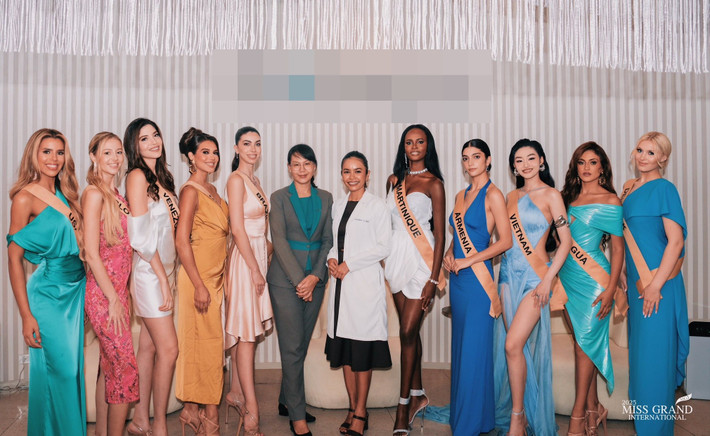 Đại diện Việt Nam giữ vẻ tươi tắn, cố gắng giao lưu. Ảnh: Miss Grand International.