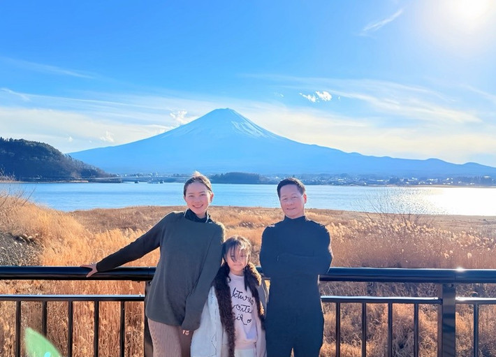 Phan Như Thảo chia sẻ về chuyến đi: "Thật ra ở đâu cũng được, bên nhau là được nên hầu như gia đình chỉ đi bộ loanh quanh cùng nhau, gu đi du lịch nghỉ dưỡng nên không có chạy KPI các điểm tham quan. Ăn ngon, ngủ ngon là chính". Ảnh: FB Phan Như Thảo.