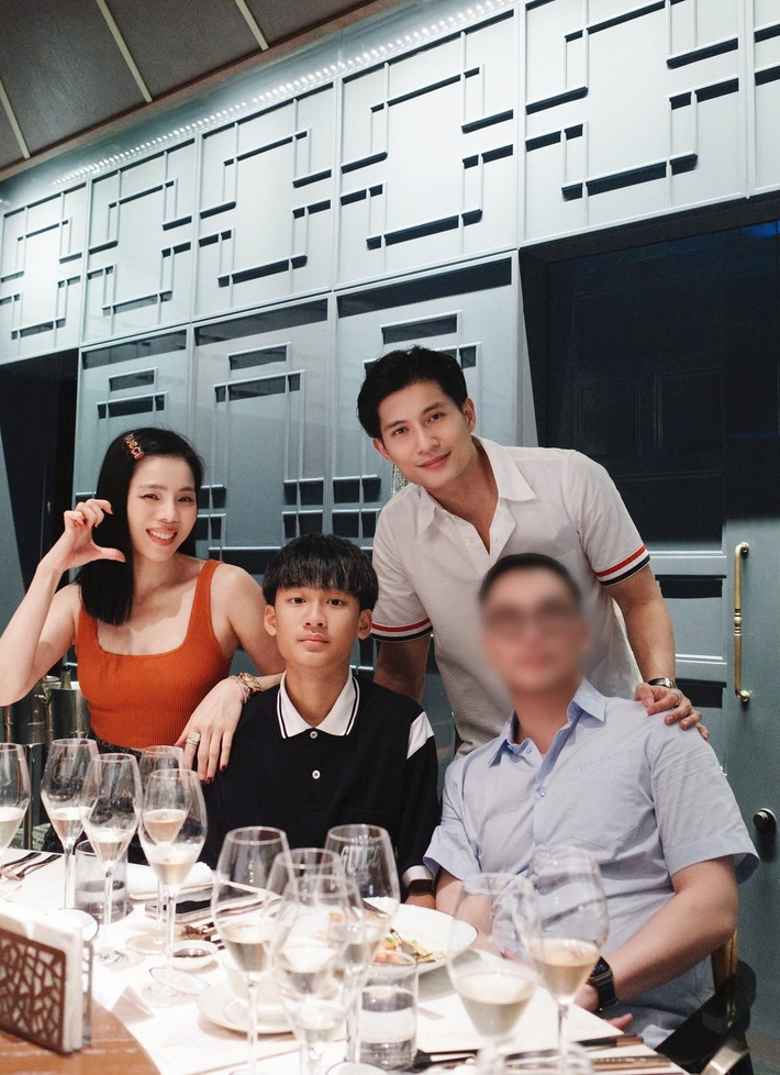 Lệ Quyên không ít lần nhắc đến Lâm Bảo Châu trên truyền thông. Tháng 10/2025, chia sẻ trên Vietnamnet, nữ ca sĩ cho biết, tuy khá kín đáo và ngại ngần khi ra ngoài, ở nhà Lâm Bảo Châu lại cởi mở và nói nhiều. Ảnh: FB Lệ Quyên.