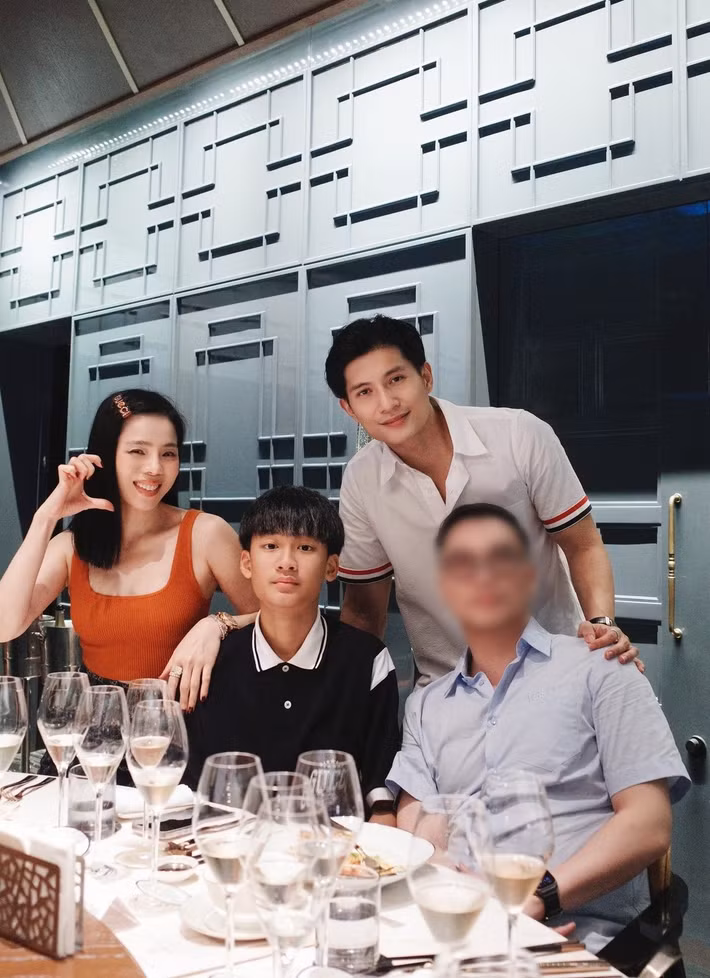 Lệ Quyên không ít lần nhắc đến Lâm Bảo Châu trên truyền thông. Tháng 10/2025, chia sẻ trên Vietnamnet, nữ ca sĩ cho biết, tuy khá kín đáo và ngại ngần khi ra ngoài, ở nhà Lâm Bảo Châu lại cởi mở và nói nhiều. Ảnh: FB Lệ Quyên.