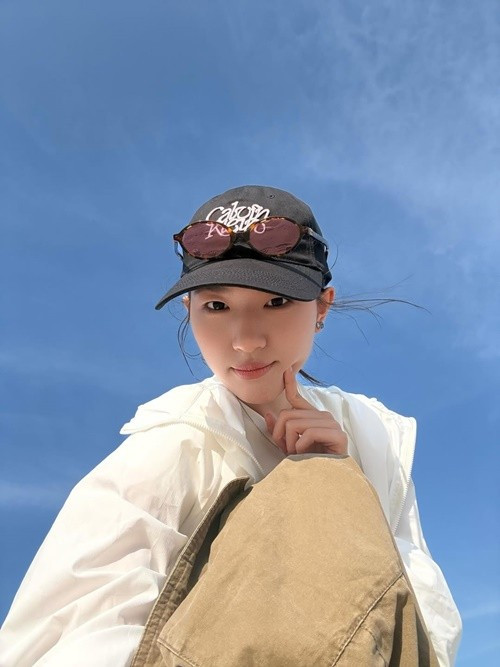 Màu sắc trang phục của cô thường xoay quanh các tông “kẹo ngọt” như hồng phấn, trắng kem, xanh mint.