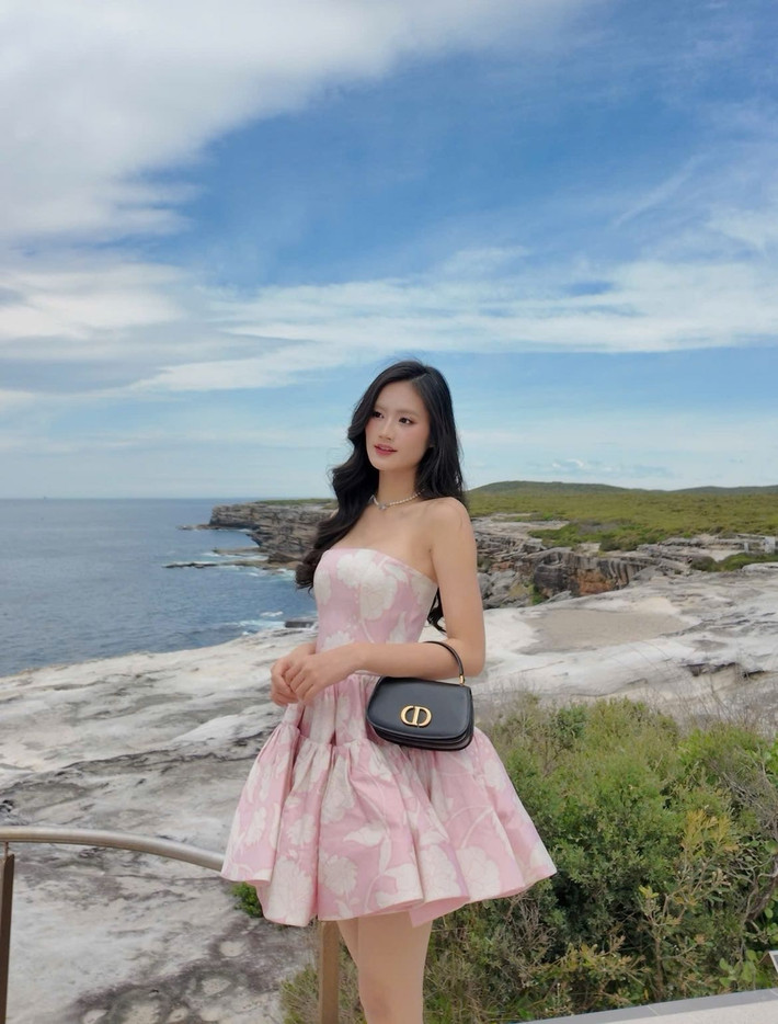 Ý Nhi du học Úc từ năm 2023. Thi thoảng, cô về nước thăm gia đình. Ảnh: FB Ý Nhi.