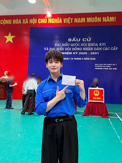 Ca sĩ Nguyễn Trần Trung Quân đi bầu cử, đồng thời tham gia lực lượng Đoàn Thanh niên hỗ trợ các cử tri đến bỏ phiếu. Ảnh: FB Trung Quân.