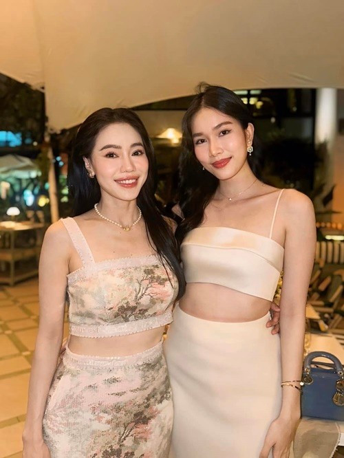 Theo Thể Thao Văn Hóa, năm 2021, để khích lệ tinh thần học tập và cổ vũ cho sự nỗ lực của Á hậu Phương Anh, doanh nhân Phạm Kim Dung cùng công ty Sen Vàng đã trao tặng 50% học bổng còn lại của suất học bổng để Phương Anh hoàn thành chương trình cao học Thạc sĩ Thương mại Toàn cầu Đại học RMIT. Ảnh: FB Phương Anh.