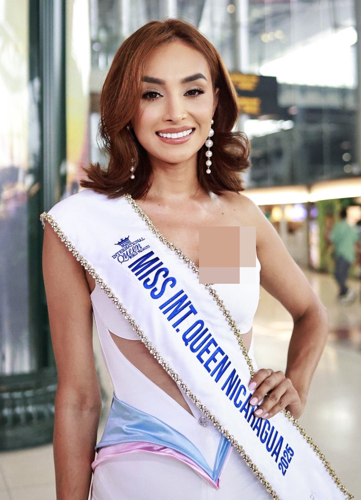 Đặt chân đến Thái Lan tham gia cuộc thi Miss International Queen 2025- Hoa hậu Chuyển giới Quốc tế 2025, Tiffany Coleman - đại diện Nicaragua diện váy cắt xẻ táo bạo ở phần ngực. Ảnh: Miss International Queen.