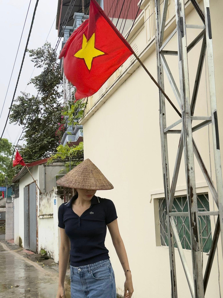 "Cờ đỏ sao vàng tràn ngập các khu phố rồi", nàng hậu bày tỏ. Ảnh: FB Kỳ Duyên.