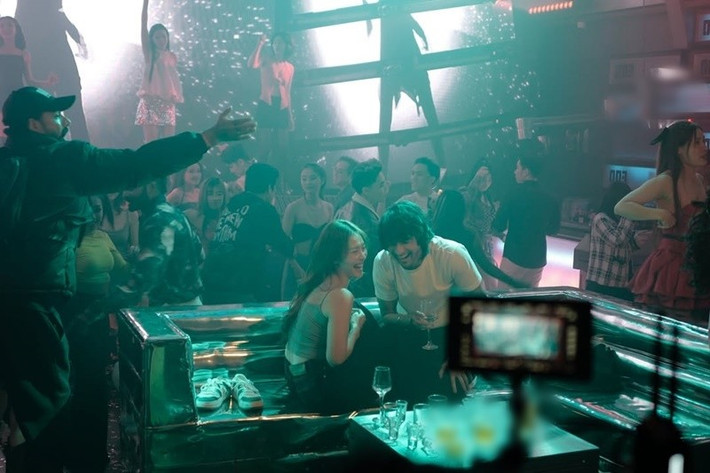 Nữ diễn viên và bạn diễn người Ấn Độ tỏ ra thoải mái trong lần đầu hợp tác trên màn ảnh. Ảnh: Instagram Khả Ngân.