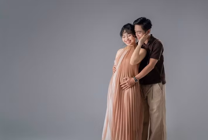 Nữ diễn viên viết: “Con không chỉ là con của ba mẹ”. Theo cô, từ khi em bé xuất hiện, gia đình đã nhận được rất nhiều tình yêu thương từ người thân, bạn bè và những người xung quanh. Ảnh: FB Lê Lộc.