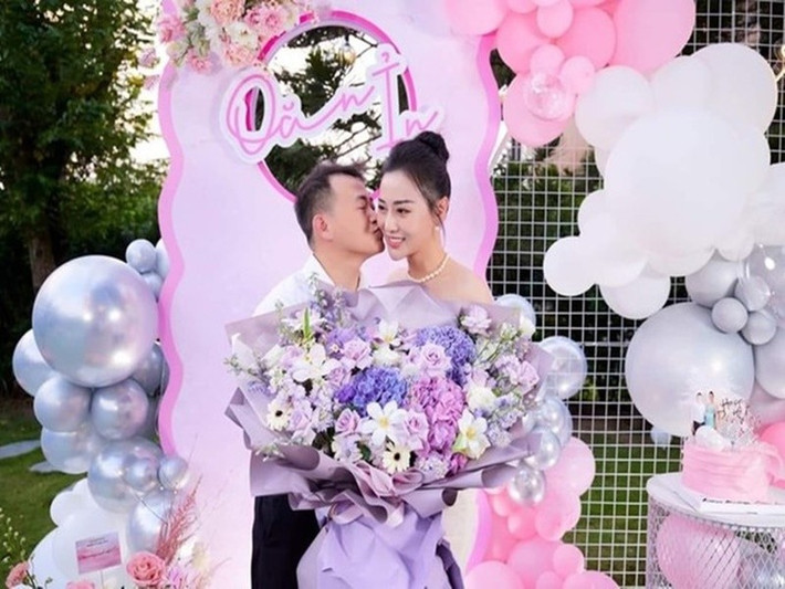 Shark Bình lộ ảnh tình tứ bên Phương Oanh vào năm 2022. Thời điểm đó, nam doanh nhân chưa chính thức ly hôn. Vì vậy, nhiều cư dân mạng chỉ trích Phương Oanh và Shark Bình. Ảnh: Vietnamnet.