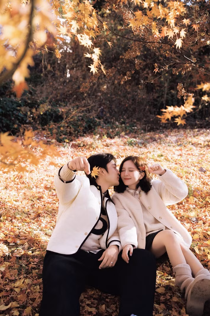 Đình Tú mong rằng nhà mới là nơi lưu giữ thật nhiều những kỷ niệm ngọt ngào thân thương của vợ chồng anh trong những năm tháng về sau. Ảnh: FB Ngọc Huyền.