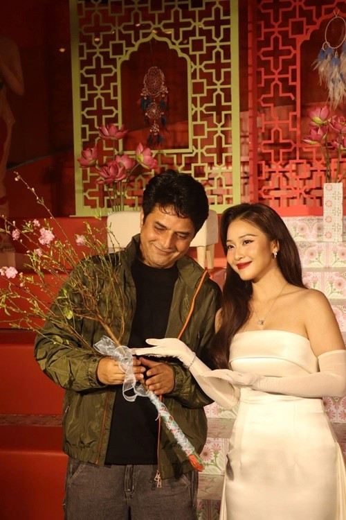 Trong buổi ra mắt phim tại Việt Nam, Khả Ngân trao tặng cho đạo diễn người Ấn Độ Rahhat Shah Kazmi một cành đào kèm theo lời chúc mừng năm mới. Ảnh: Người Lao Động.
