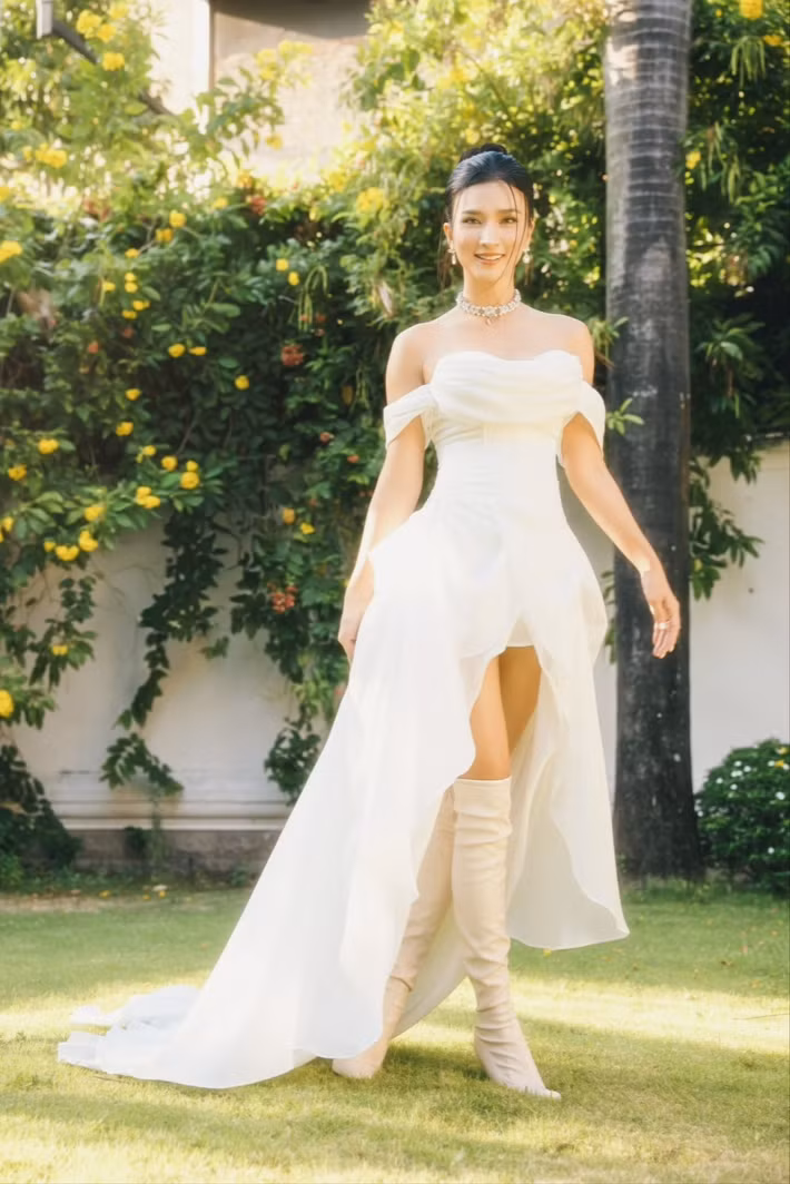 Nữ diễn viên tốt nghiệp chuyên ngành Đạo diễn tại Trường Đại học Sân khấu Điện ảnh TP HCM, tham gia nhiều dự án phim ảnh như: “Cát nóng”, “Ngủ với hồn ma”, “Lục Vân Tiên: Tuyệt đỉnh Kung Fu”, “Linh duyên”, “Chơi thì chịu”, “Mẹ biển”, “Chuyện tình đảo ngọc”, “Tuổi thanh xuân”, “Mộng phù hoa”, “Nữ luật sư”, “Đôi mắt của trái tim”.