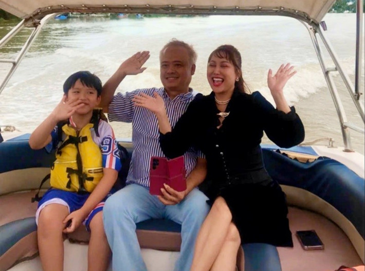 Doanh nhân Chí Phú kiên nhẫn hướng dẫn từng phép tính cho bé Tấn Đức, dặn dò khi bé học bơi, chơi thể thao về kỹ năng thoát hiểm, cứu nạn.