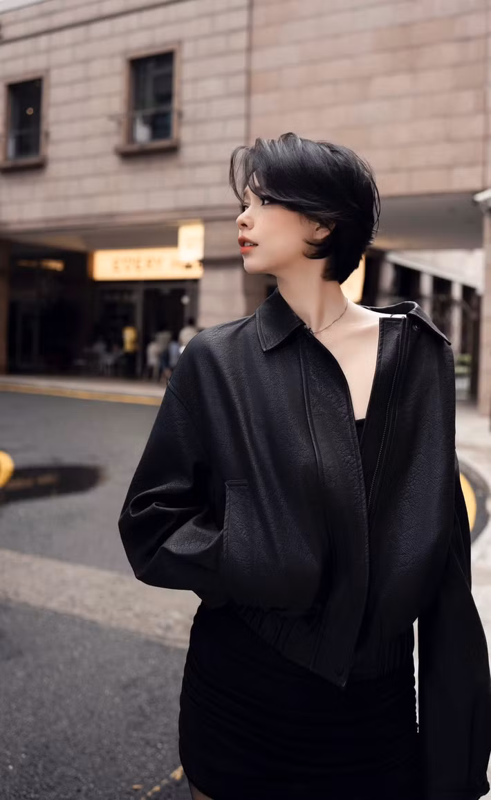 Theo Công An TP HCM, Xuân Văn thường được các đạo diễn nhắm đến những vai dịu dàng chịu thương chịu khó. Nữ diễn viên tâm sự rằng cô mong được nhận vai phản diện thật khác với hình ảnh hiền lành như từ trước tới giờ.