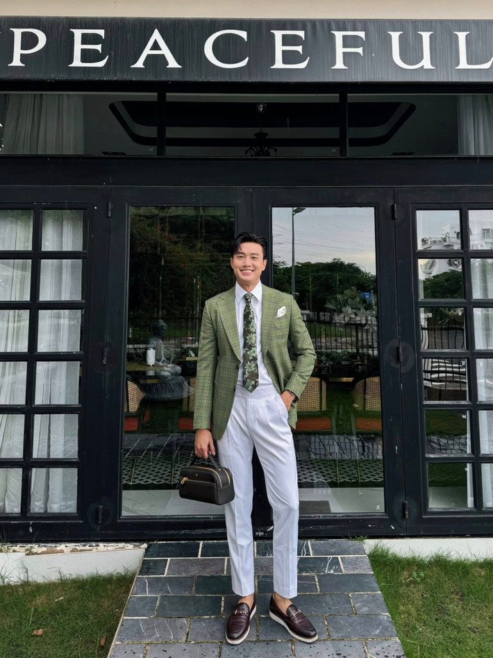 Ngoài diễn xuất, Quốc Trường cùng hai người bạn sáng lập và phát triển thương hiệu mì cay có hơn 100 chi nhánh trên toàn quốc. Ảnh: FB Quốc Trường.