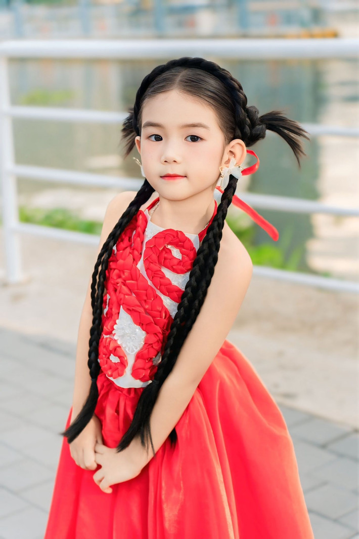 Huỳnh Như hài hước chia sẻ về tài năng của con gái: "Đúng là sinh đứa con gái mát gan mát ruột. Sau này ba thì viết nhạc, con thì hát, mẹ đếm tiền không xuể luôn rồi". Ảnh: FB Đồng Đồng.