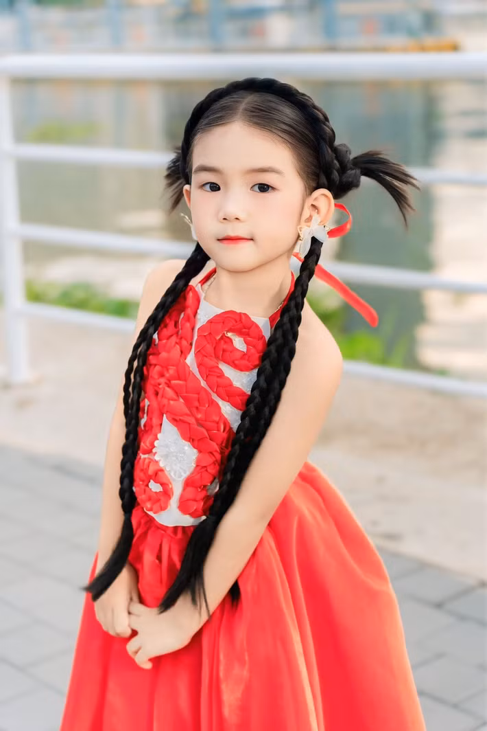 Huỳnh Như hài hước chia sẻ về tài năng của con gái: "Đúng là sinh đứa con gái mát gan mát ruột. Sau này ba thì viết nhạc, con thì hát, mẹ đếm tiền không xuể luôn rồi". Ảnh: FB Đồng Đồng.