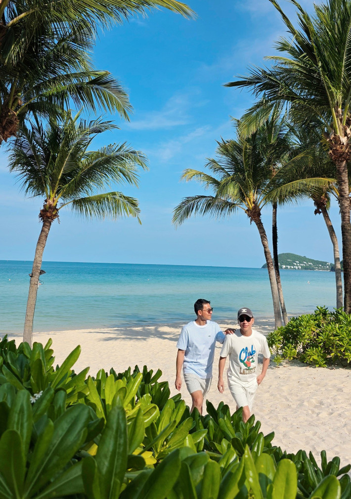 Cặp đôi thường xuyên đồng hành cùng nhau trong các chuyến du lịch, gặp gỡ bạn bè thân thiết, tận hưởng những khoảnh khắc đời thường bình yên.