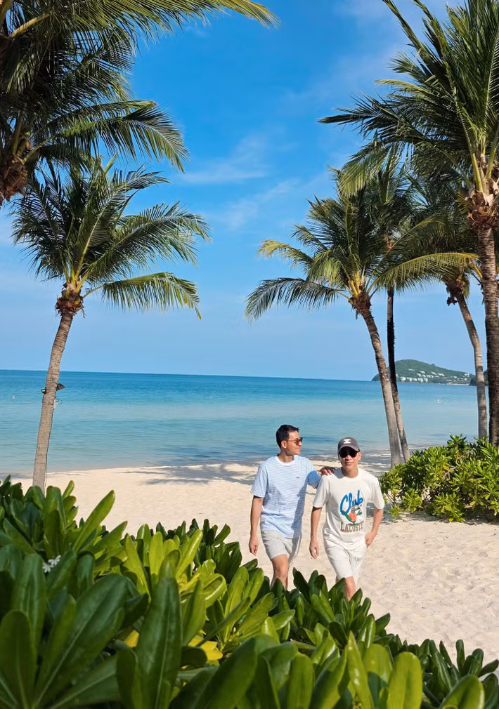 Cặp đôi thường xuyên đồng hành cùng nhau trong các chuyến du lịch, gặp gỡ bạn bè thân thiết, tận hưởng những khoảnh khắc đời thường bình yên.