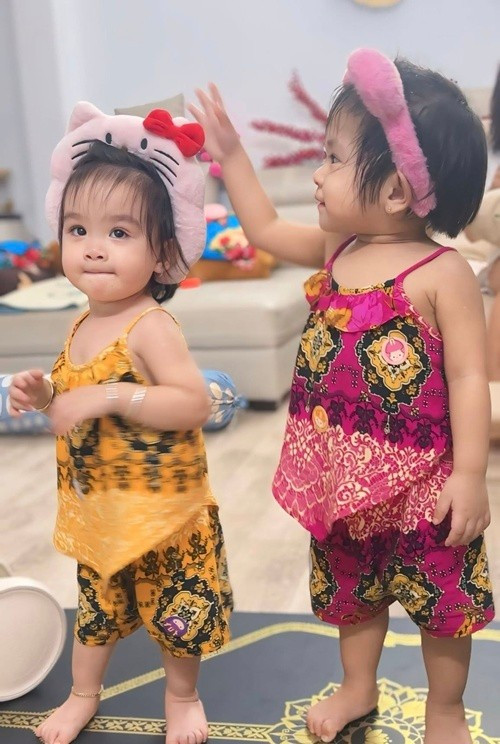 Kha Ly chia sẻ về bé Lita và Kỳ Kỳ: "Người ta gọi bà Ly mini và ông Châu Khải Phong nhí chơi với nhau thân thiết quá à, nét hạnh phúc rạng rỡ trên gương mặt hai bà đáng yêu làm sao". Ảnh: FB Kha Ly.