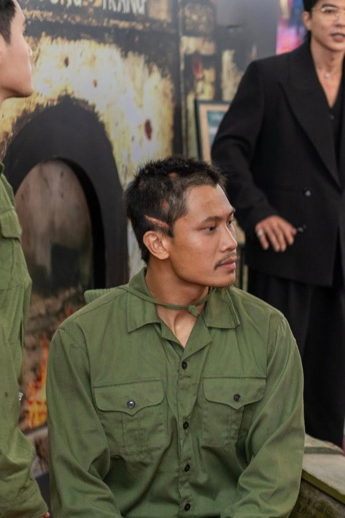 Theo Thế Giới Điện Ảnh, để hóa thân thành Tạ, Phương Nam còn nhuộm da và để đầu chi chít những vết sẹo do chấy. Ảnh: FB Phương Nam.