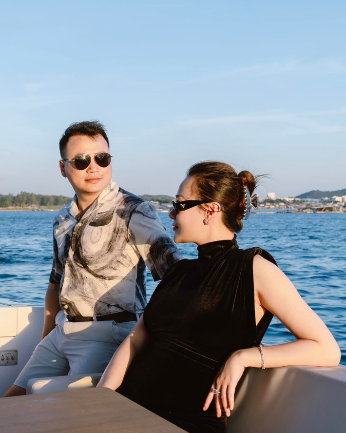 Shark Bình càng tìm hiểu, càng thấy Phương Oanh thú vị. "Anh ấy hay nói rằng Oanh là người phụ nữ hội tụ đầy đủ những điều mình mong cầu", nữ diễn viên tiết lộ.