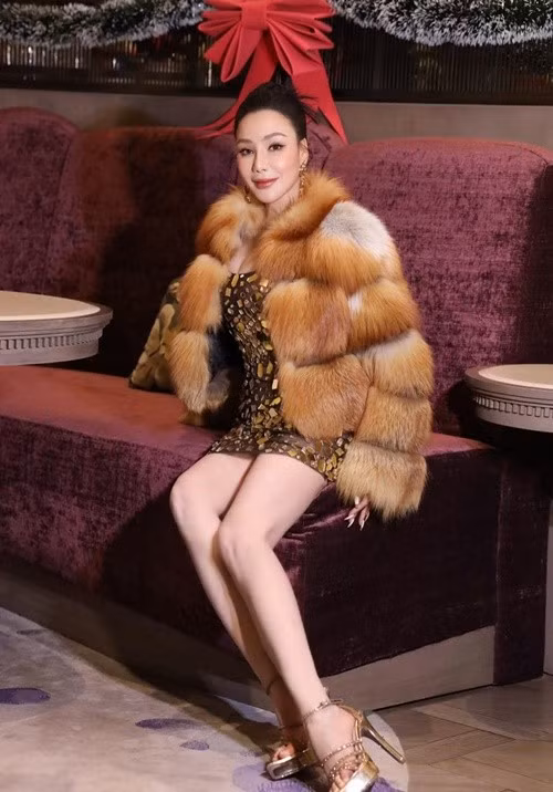 Tháng 3/2024, Hồ Quỳnh Hương công khai hẹn hò. "Bạn trai hơn tôi 2 tuổi. Anh yêu nghệ thuật nhưng không hoạt động trong ngành. Anh cũng ăn chay giống tôi", nữ ca sĩ chia sẻ trên Znews.