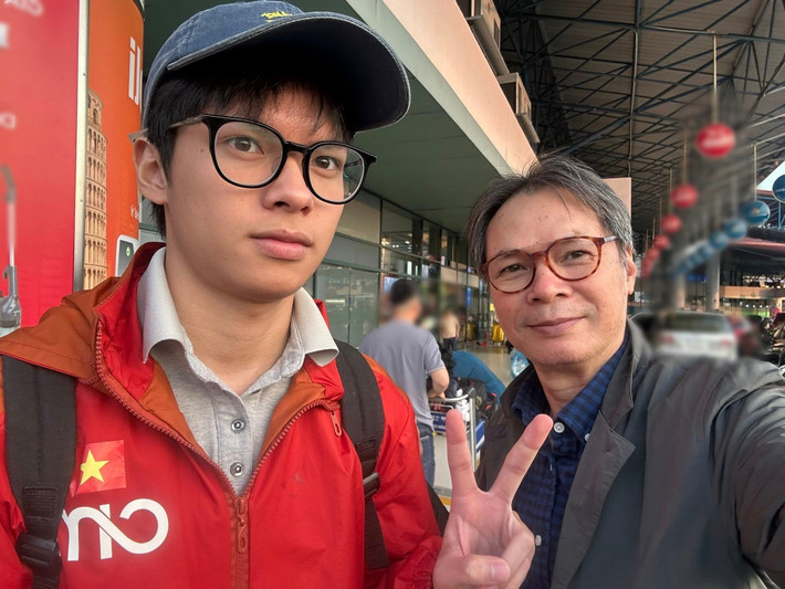 Đạo diễn Trần Lực cùng con trai Trần Tú đóng phim điện ảnh Thế hệ kỳ tích. Mới đây, trên trang cá nhân, Trần Lực tiết lộ về vai diễn của anh trong phim mới. Ảnh: FB Trần Lực.