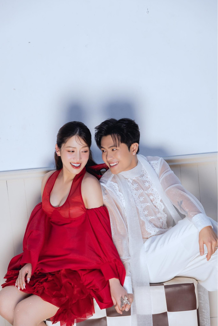 Sau khi kết hôn, Puka là hậu phương vững chắc của Gin Tuấn Kiệt. Nam ca sĩ chia sẻ trên Người Lao Động, Puka luôn dành cho anh những lời động viên, khích lệ tinh thần cũng như giúp anh làm mới hình ảnh, xây dựng phong cách. Ảnh: FB Gin Tuấn Kiệt.