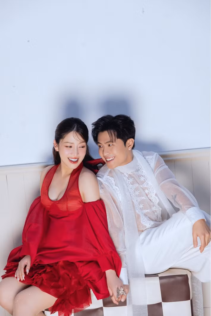 Sau khi kết hôn, Puka là hậu phương vững chắc của Gin Tuấn Kiệt. Nam ca sĩ chia sẻ trên Người Lao Động, Puka luôn dành cho anh những lời động viên, khích lệ tinh thần cũng như giúp anh làm mới hình ảnh, xây dựng phong cách. Ảnh: FB Gin Tuấn Kiệt.