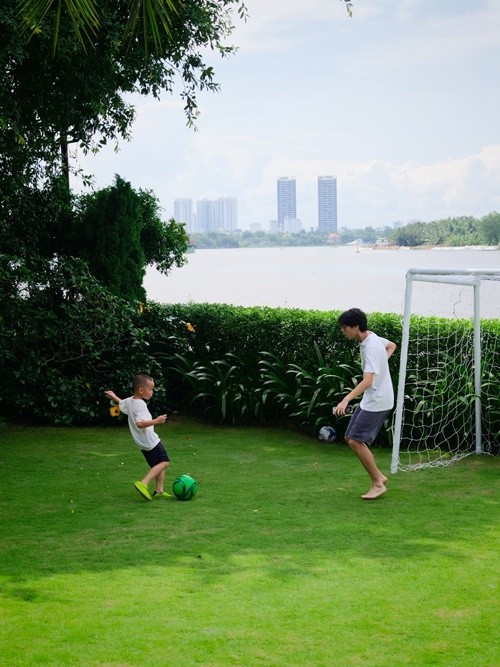 Leon mê các môn thể thao như bóng đá, bơi lội. Ảnh: FB Hồ Ngọc Hà.
